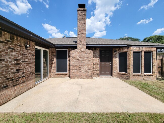 Building Photo - Welcome to your cozy retreat in the heart ...