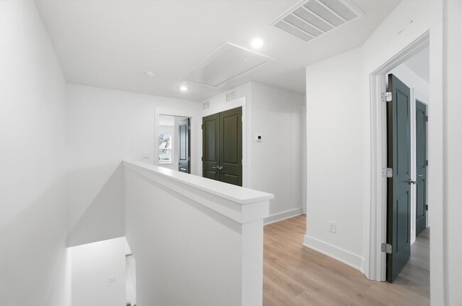 Building Photo - New Construction Townhome Minutes from Uptown