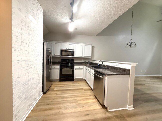 Building Photo - Renovated  3 Bed 3.5 Bath Town Home