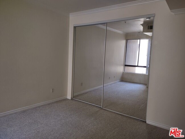 Building Photo - 625 S Berendo St