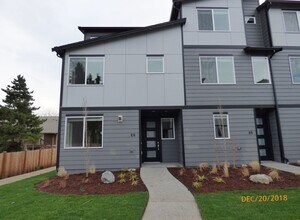 Building Photo - 2bd/2.75ba Lynnwood Townhome