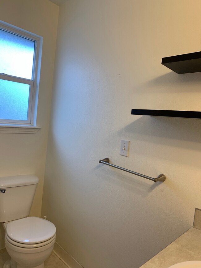 Building Photo - Cute centrally located home