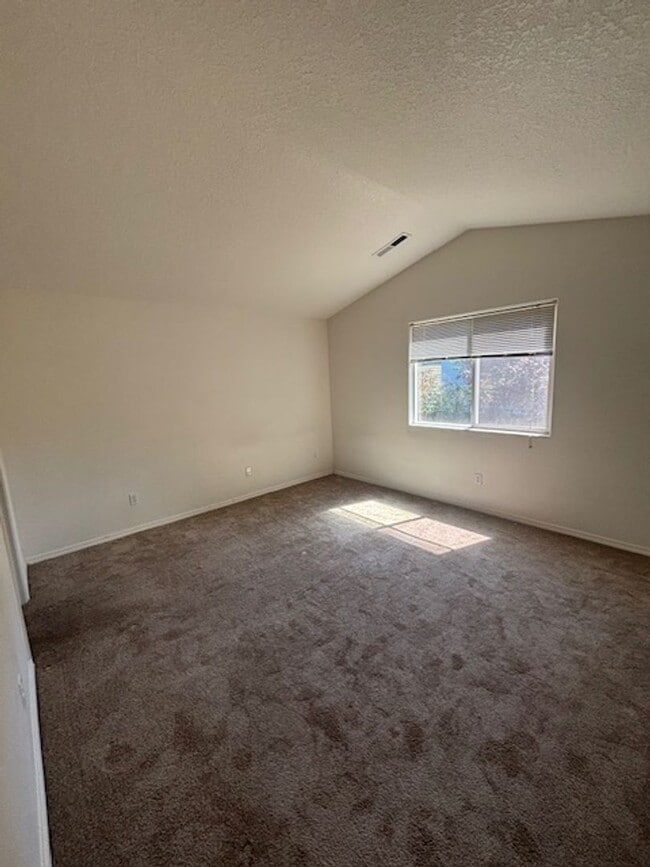 Building Photo - 4 Bed 2.5 Bath in Hillsboro