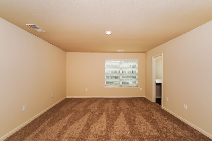 Building Photo - 525 Clover Cir