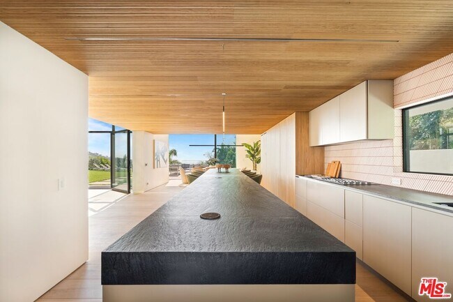Building Photo - 2501 Banyan Dr
