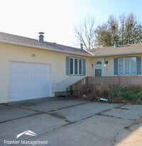 Building Photo - 2013/2015 Shirley