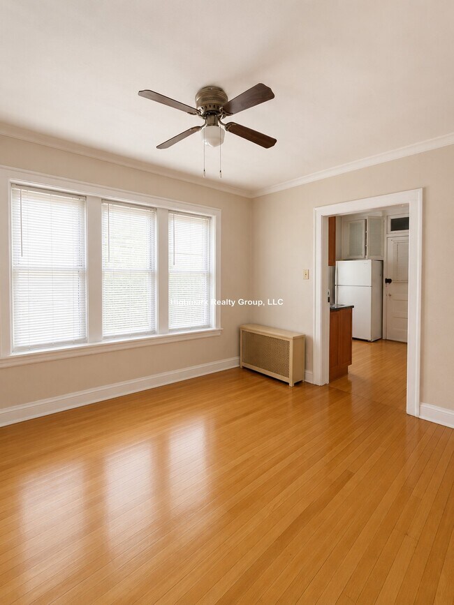Building Photo - 2815 W Berteau Ave