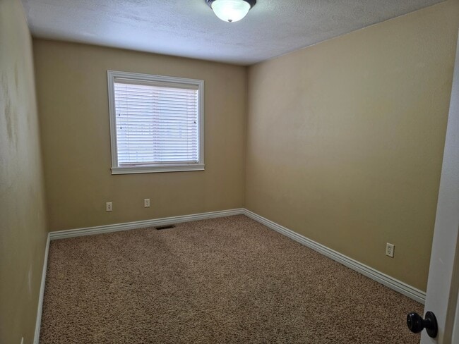 Building Photo - Beautiful 3 Bed, 2.5 bath Townhome with Attached 2 Car Garage in Rock Creek