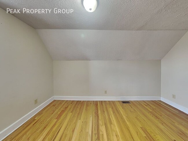 Building Photo - 1394 1/2 Indianola Avenue-