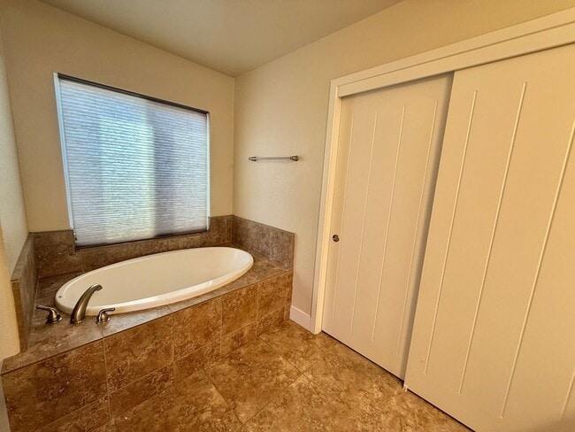 Building Photo - Hollister-Beautifully Updated 4BD/3BA Home with Garden Backyard in Prime Hollister Location