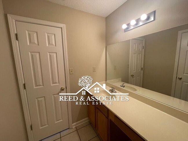 Building Photo - Charming Home Located in Quiet Cove!