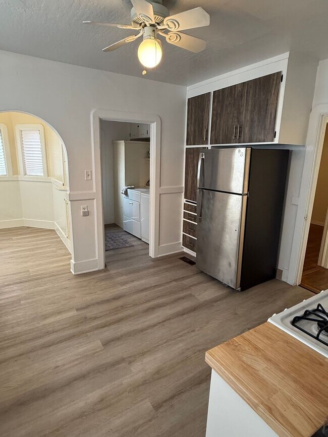 Building Photo - Huge 2 Bed House with a Shared Back Patio