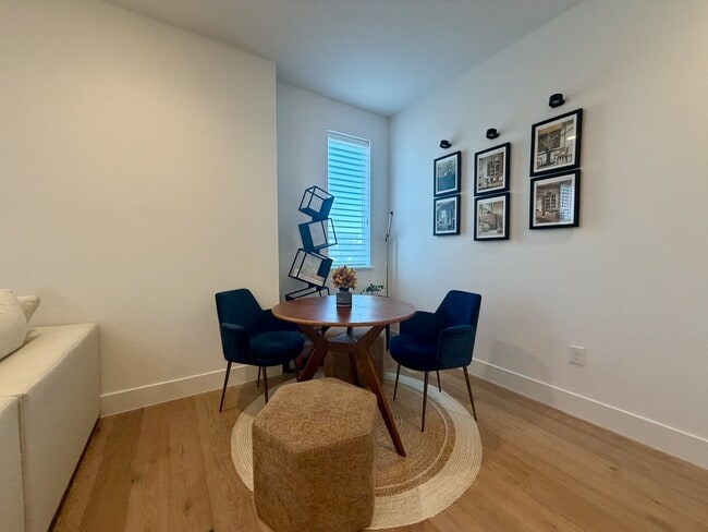 Building Photo - 561 Pilgrim Dr