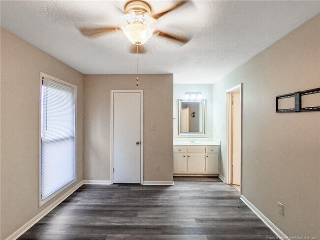 Building Photo - 6594 Honeysuckle Dr