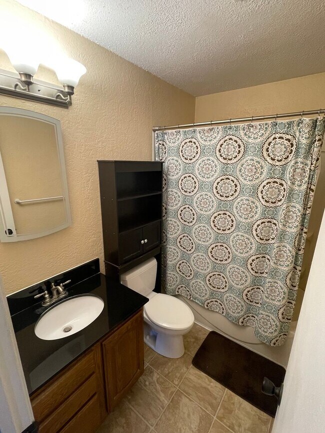 Building Photo - ~ APPLICATIONS PENDING ~ 4 bedroom, 2 bath...