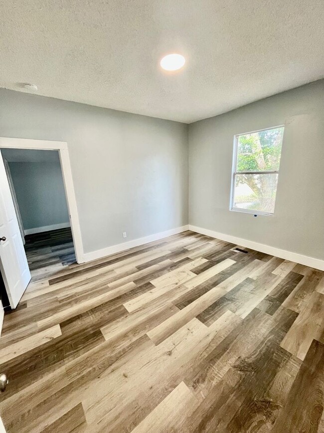 Building Photo - Charming 4BR/2BA Lakeland Home NO APPLICATION FEE!