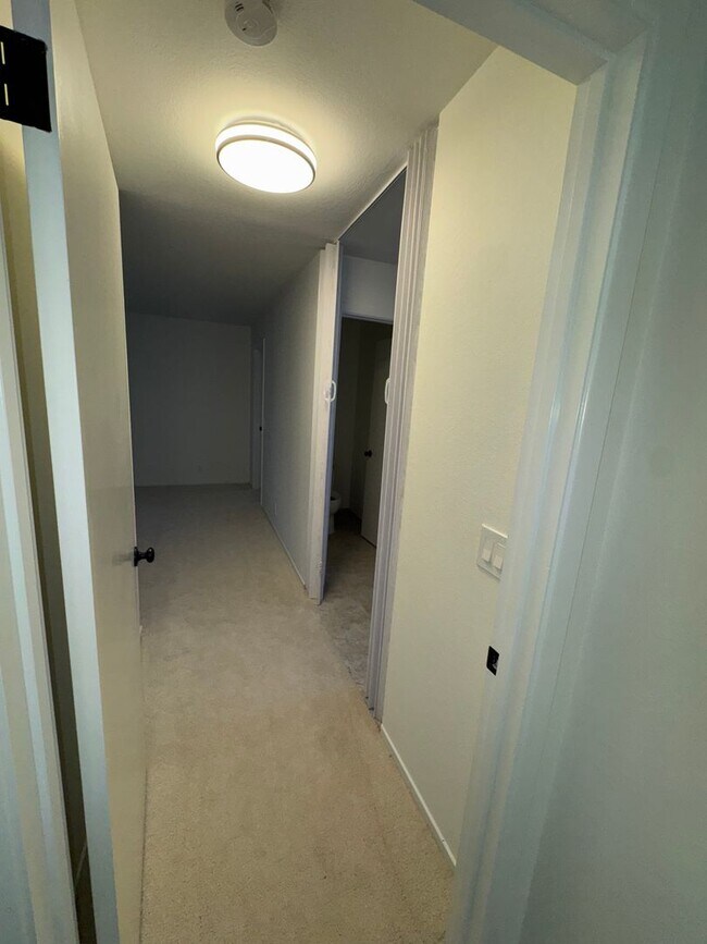 Building Photo - Walking distance to beaches, restaurants, 3 bedroom, 2 bathroom, upstairs level of home