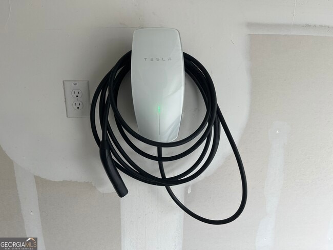 Building Photo - 555 Thatch Ter