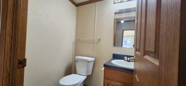 Building Photo - Spacious 3 Bedroom, 2.5 bathroom home with detached garage!