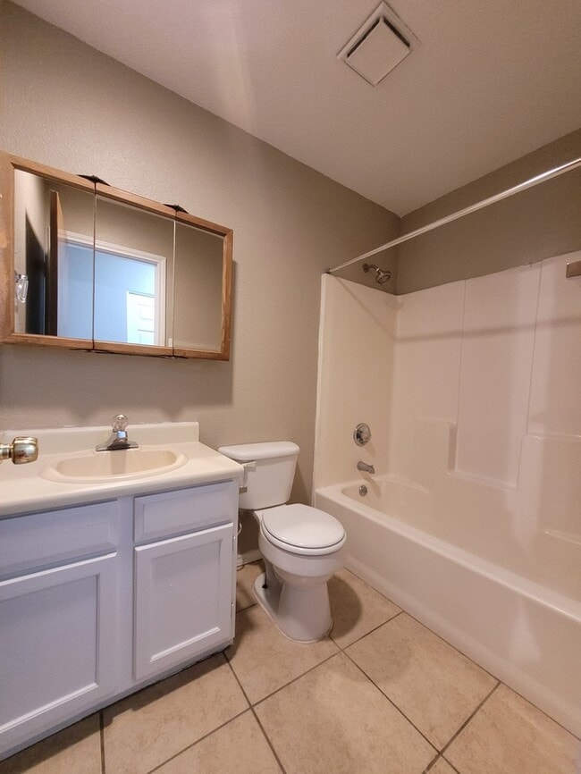 Building Photo - Spacious 3 bed 2 bath townhome!