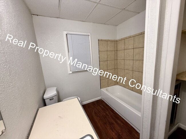 Building Photo - 3 Bed 2 Bath Duplex Now Available!