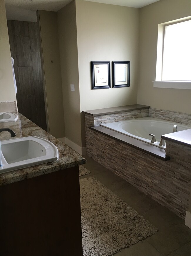 Building Photo - 3919 E Timbersaw Dr