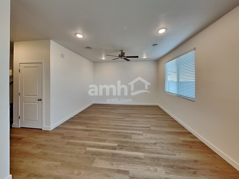 Building Photo - 9727 W Parkway Dr