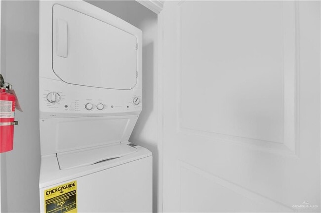 Building Photo - 15 S Dahlia St