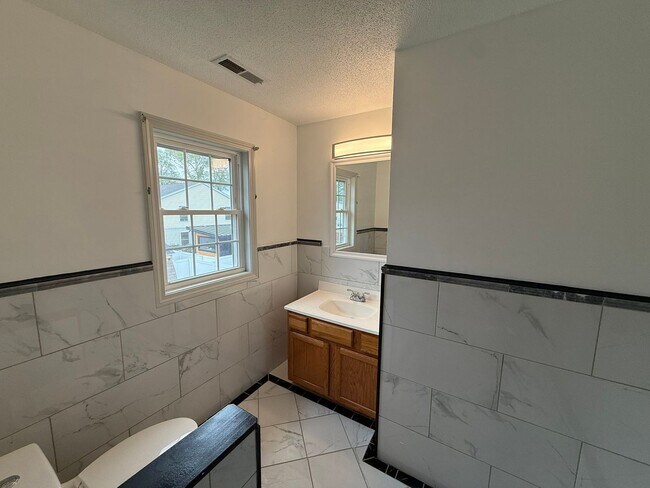 Building Photo - Three Bedroom, Single Family Home Located in Springfield's Pine Point Neighborhood!