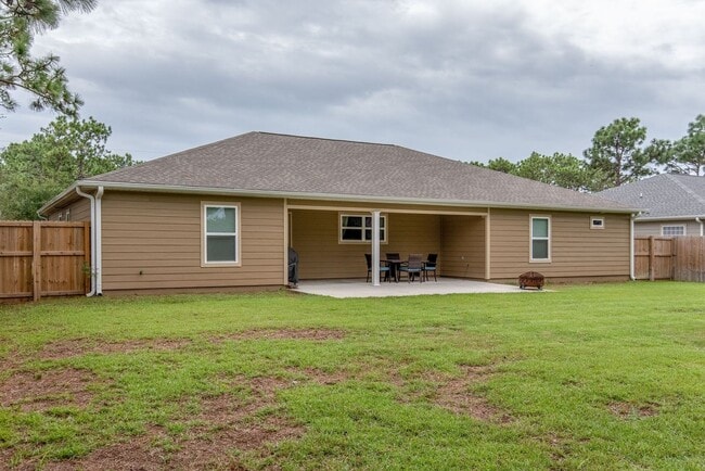 Building Photo - 4 BEDROOMS IN NAVARRE!