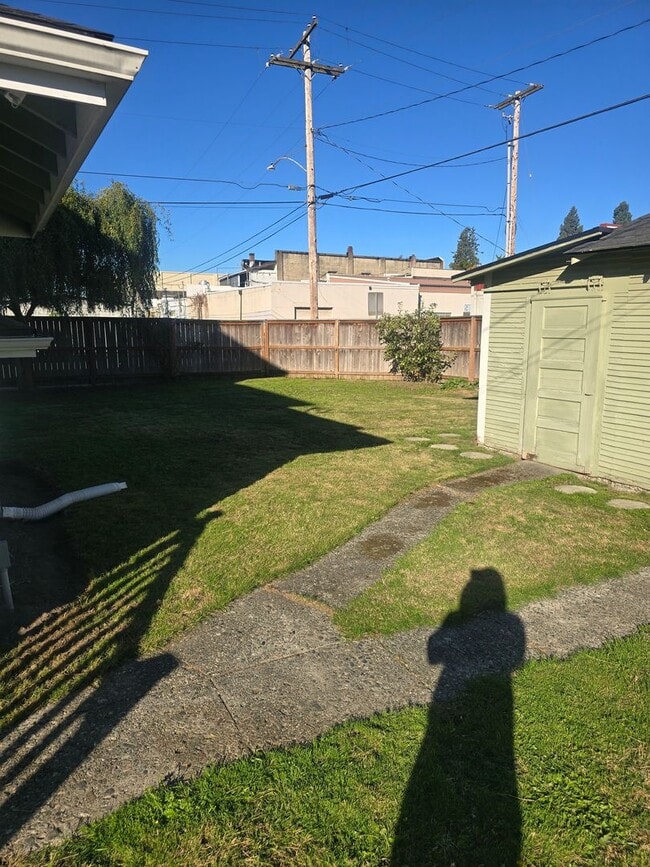 Building Photo - Spacious 5 Bedroom Home in Burlington - Av...