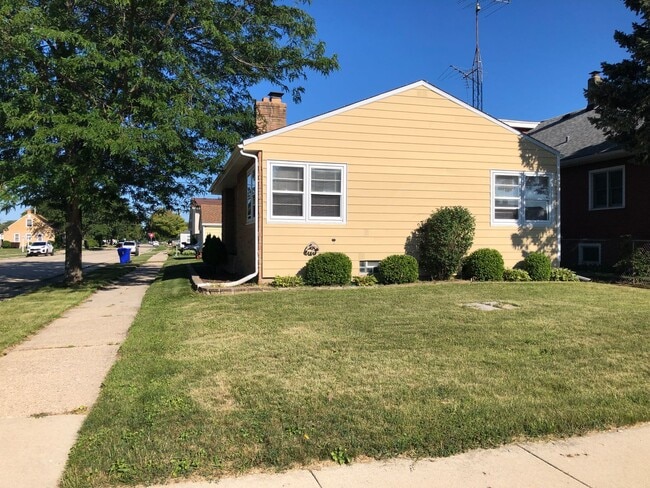 Building Photo - Charming 3-Bedroom Home Near Kenosha Dream Park