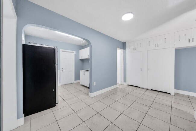 Building Photo - Spacious 2-Bedroom Apartment in Central Hollywood