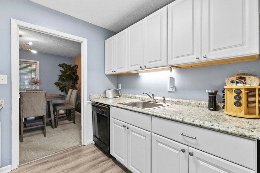 Building Photo - 8740 Roswell Rd