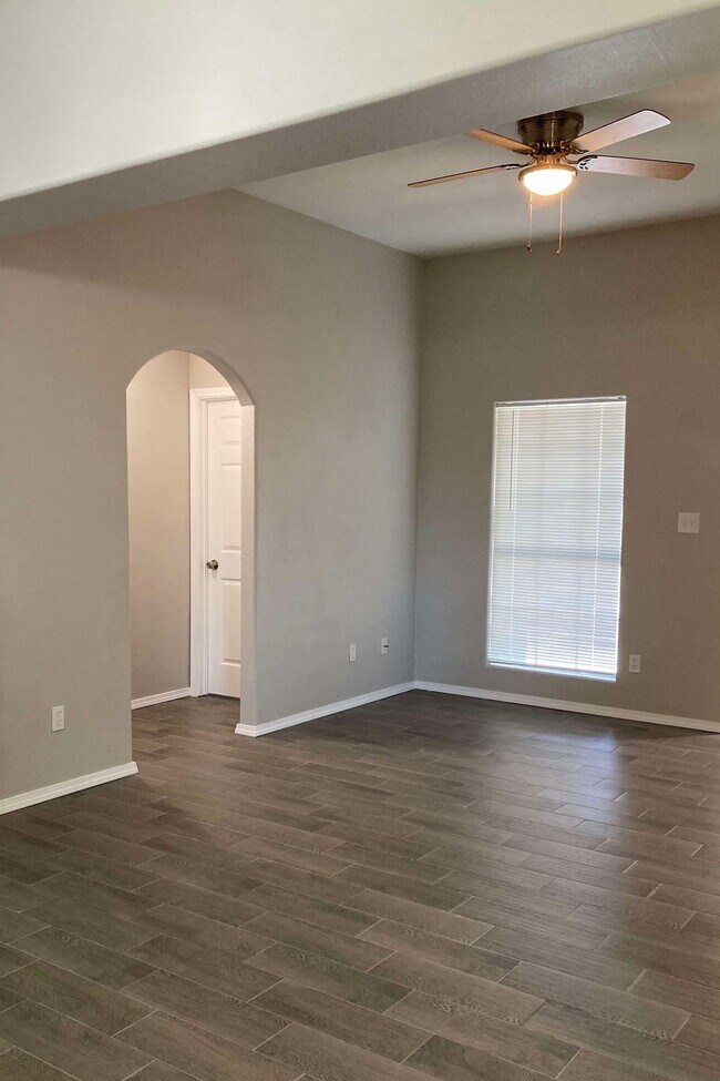 Building Photo - 405 Poblano Dr
