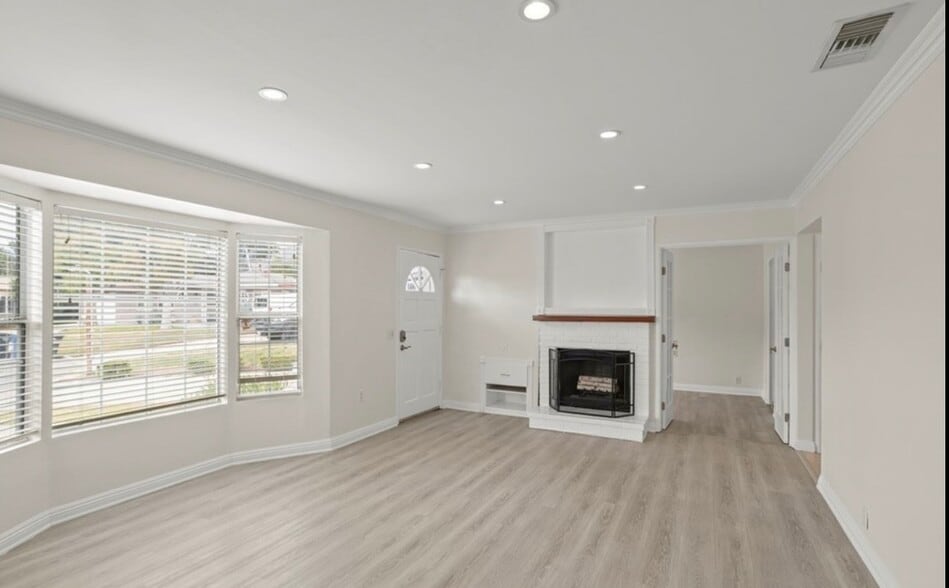 Building Photo - 204 W Linfield St