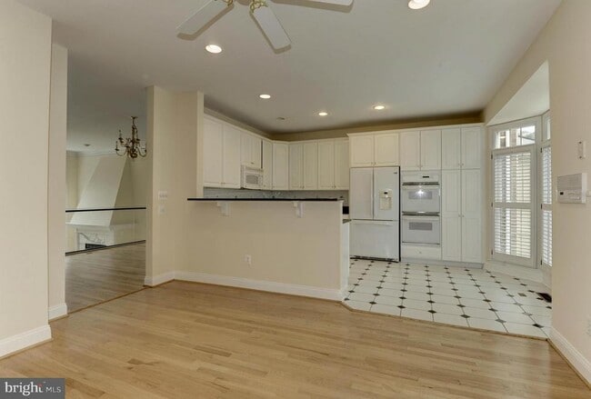 Building Photo - 2217 N Oak Ct