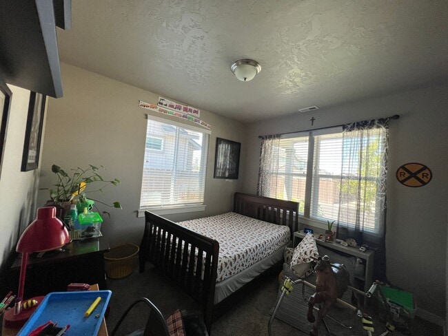 Building Photo - Single level, triple car garage and A/C!