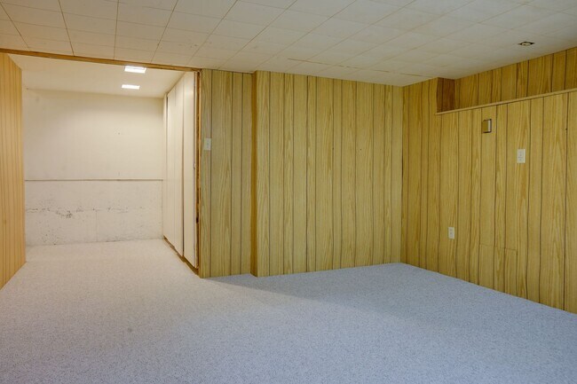 Building Photo - Kent Tri-level home