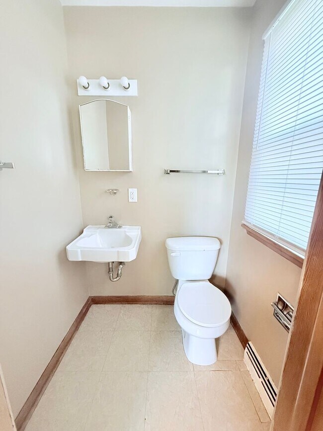 Building Photo - 4-Bed House in Cedar Falls