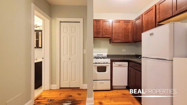 Building Photo - 0 bedroom in CHICAGO IL 60657