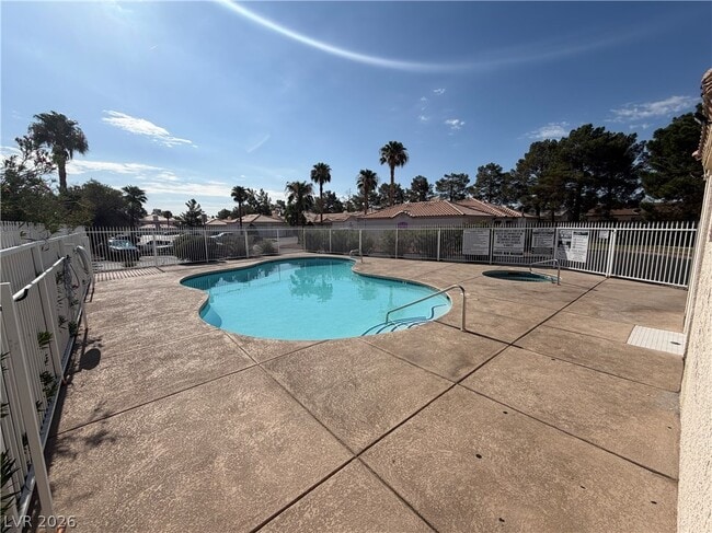 Building Photo - 1900 N Torrey Pines Dr