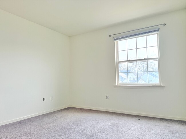 Building Photo - Spacious 2-Bed, 2-Bath Apartment at The Re...