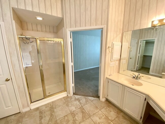 Building Photo - Introducing this inviting 3-bedroom, 2-bat...