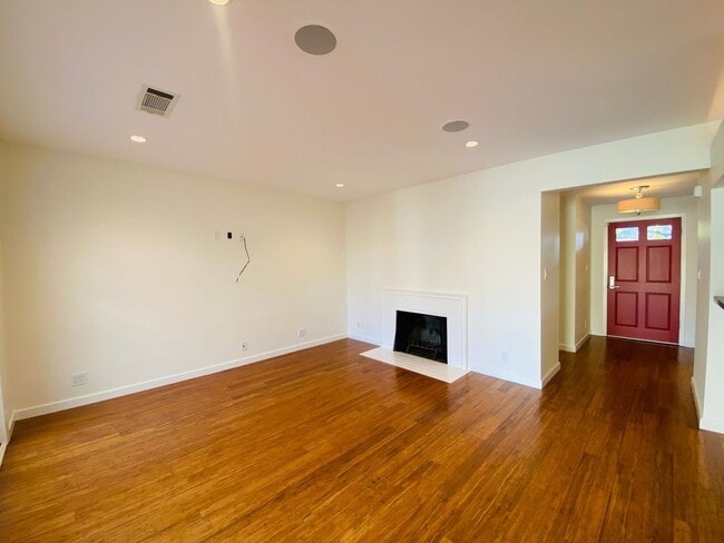 Building Photo - Sitting Proudly on a Vibrant Mar Vista Street, this 3-Bedroom 2-Bathroom Demands Your Attention