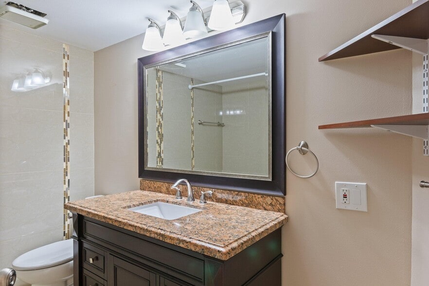 Building Photo - 5040 Rose Hill Dr