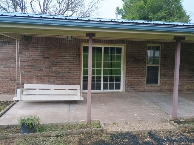 Building Photo - Country living at its BEST ! 3 bedroom 2 b...