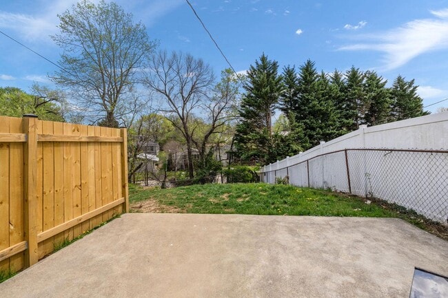 Building Photo - 142 E Park Dr