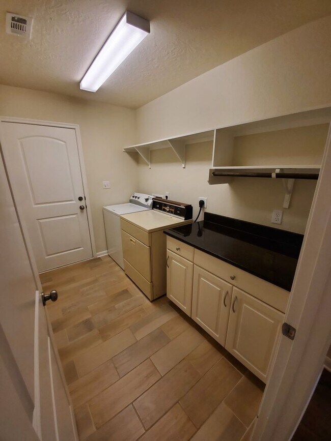 Building Photo - 3/2 Home with Open Floor Plan in Bryan