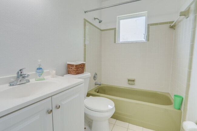 Building Photo - 3086 Bluebrook Dr
